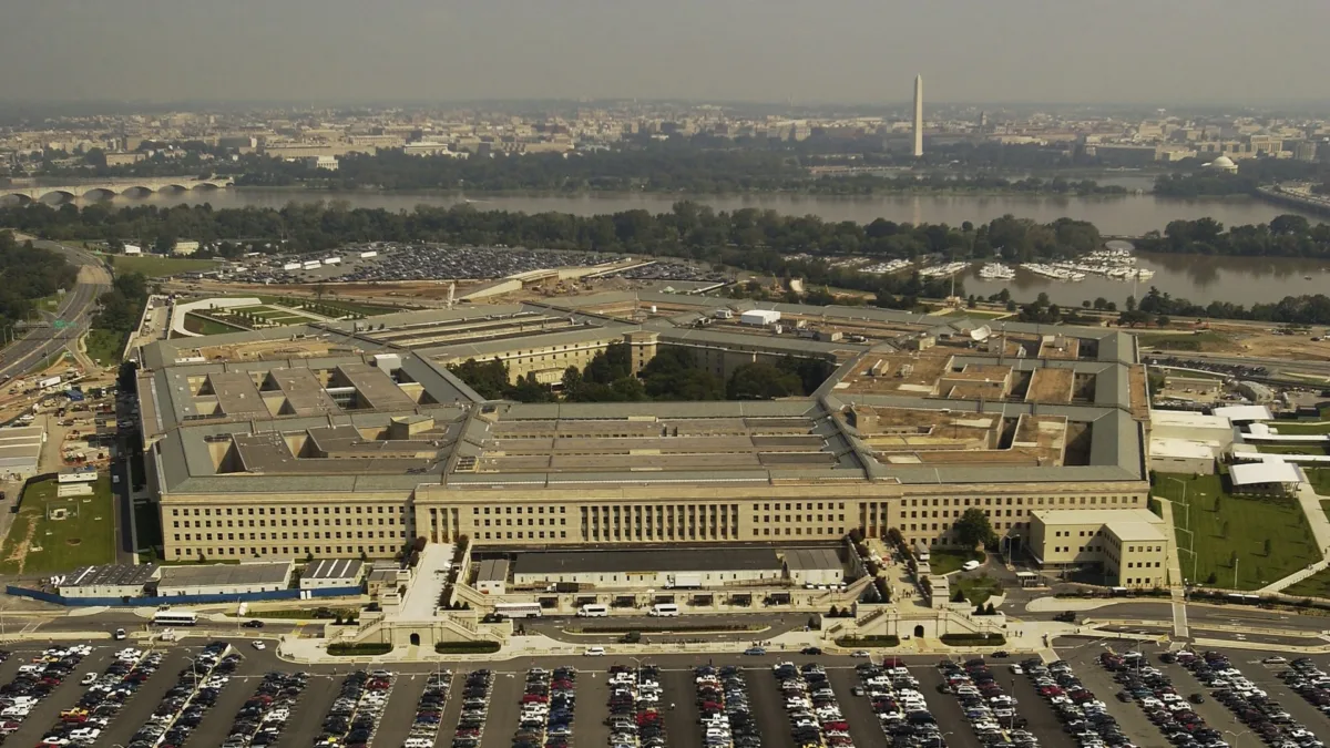 Pentagon, budynek administracji wojskowej rządu USA. Budynek widziany jest z lotu ptaka.